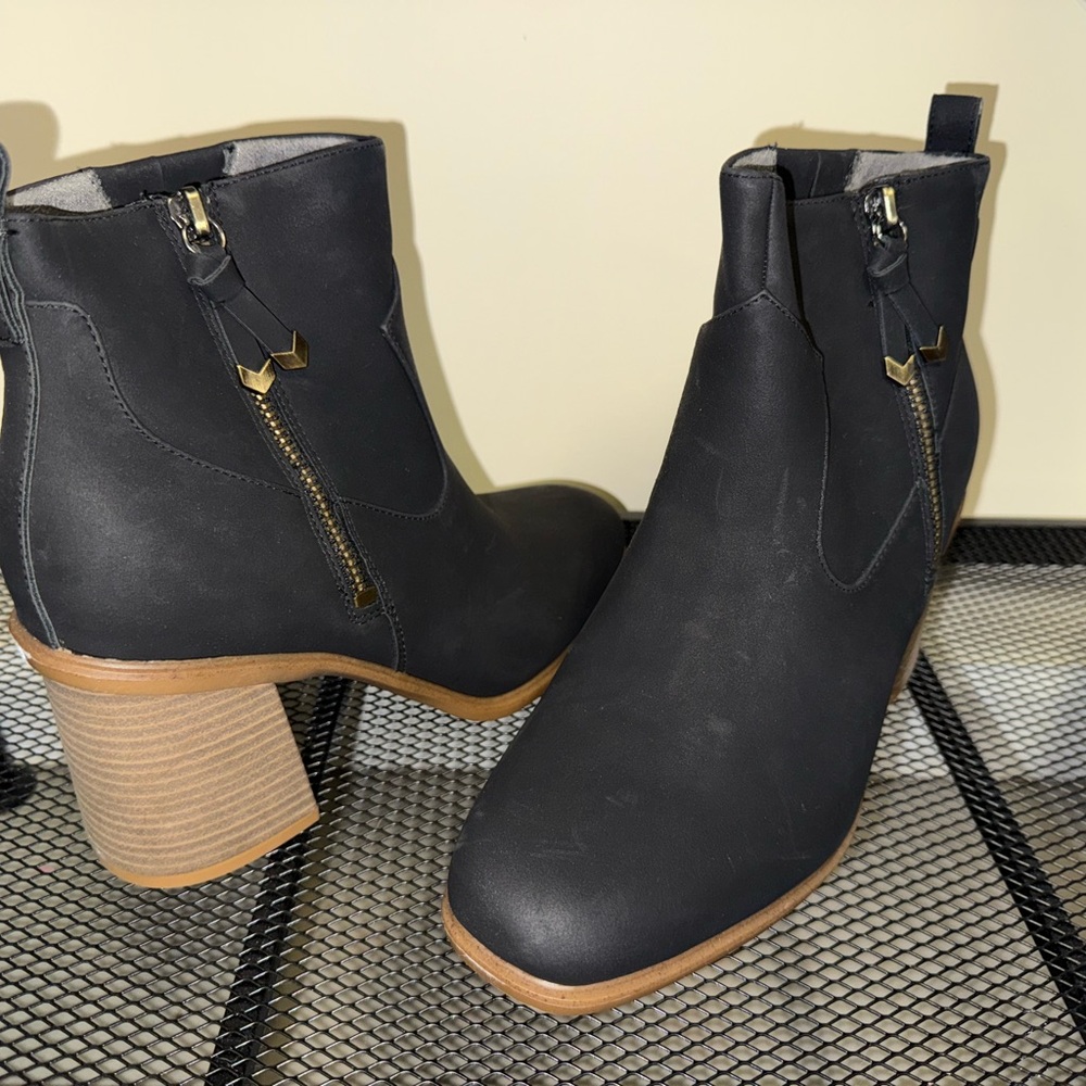 Dr. Scholls Comfort Black Minimalist Ankle Boots with V-Cut Design